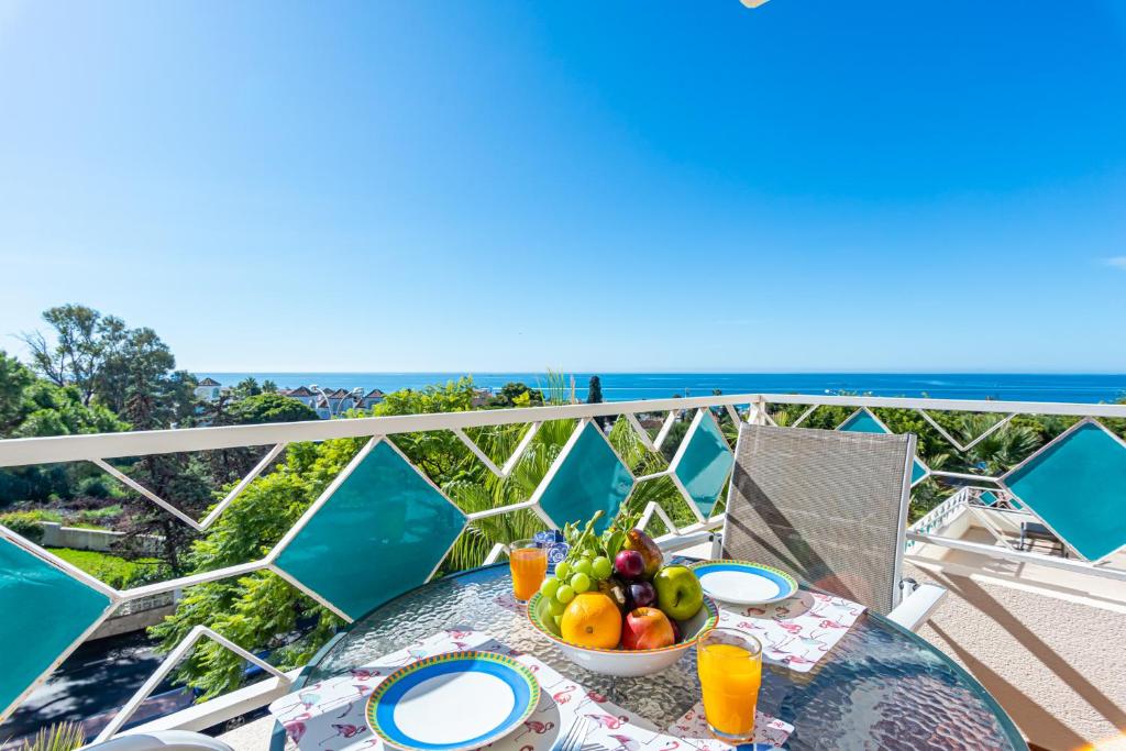 マルベーリャにあるSun & Sand Beach Apartmentのバルコニーのテーブルに置いたフルーツボウル