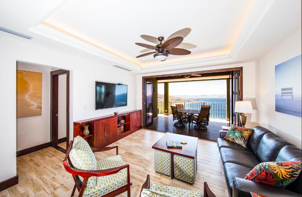 TV a/nebo společenská místnost v ubytování 360 Splendor Del Pacifico Residences