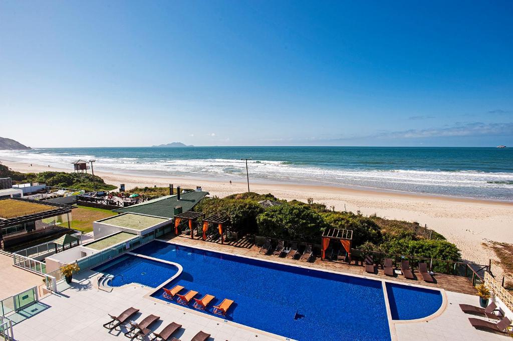 un complejo con piscina y playa en Slaviero Ingleses Convention en Florianópolis