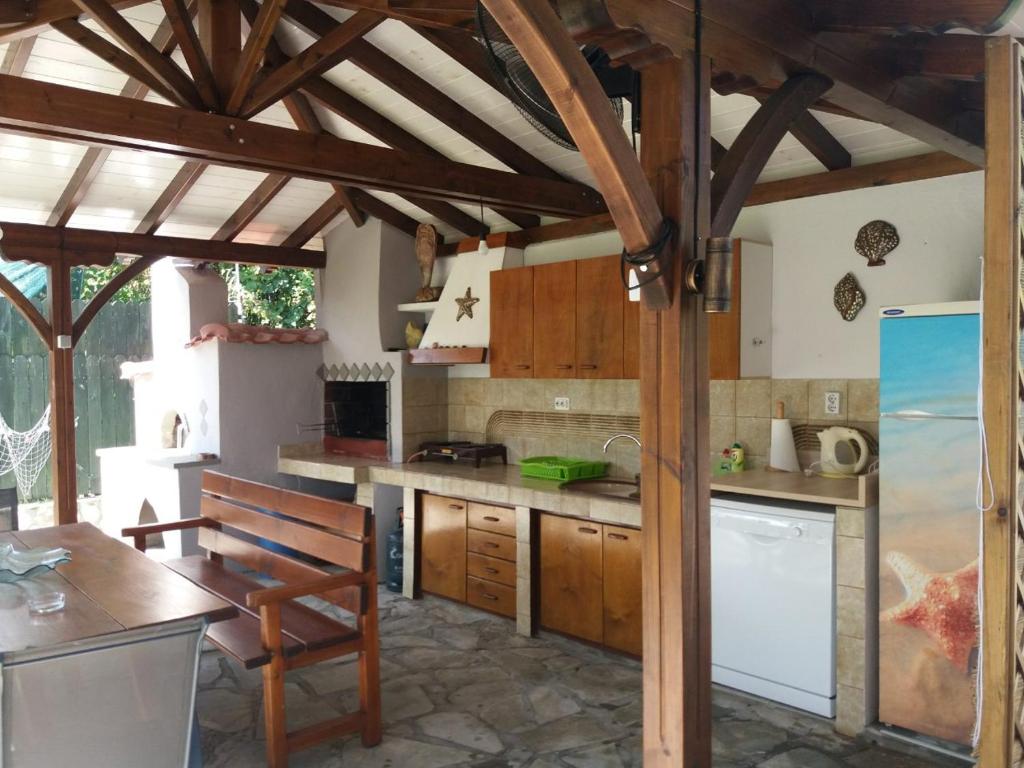 Kuchyňa alebo kuchynka v ubytovaní Vourvourou Antonis House