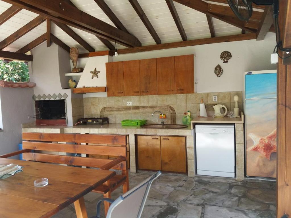 Kuchyňa alebo kuchynka v ubytovaní Vourvourou Antonis House
