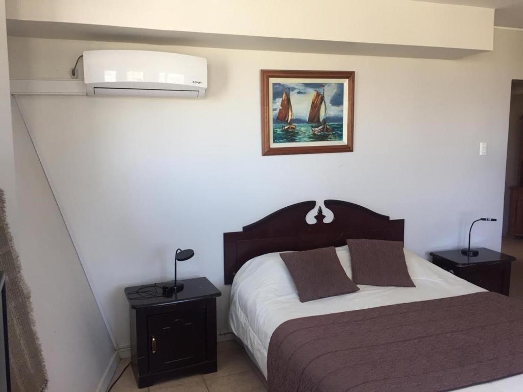 Postel nebo postele na pokoji v ubytování Hotel Blanco Encalada