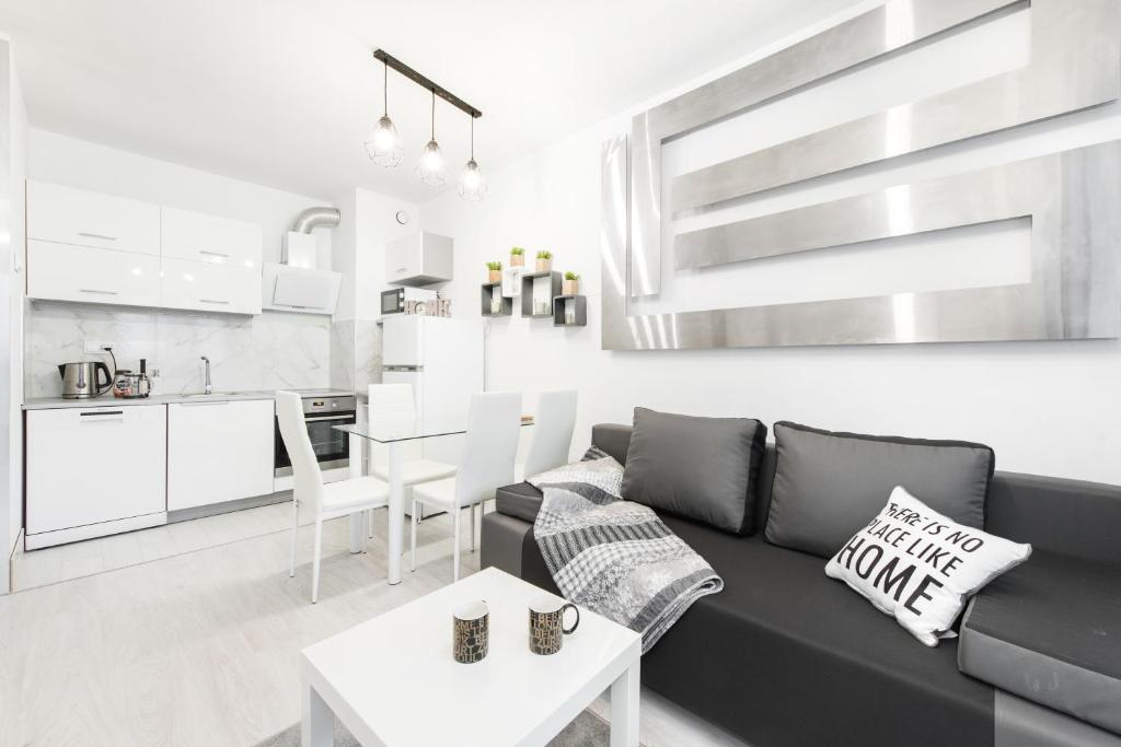 Kuchyňa alebo kuchynka v ubytovaní SuperApart Augustówka 73 "Sleek 1BR Home with Balcony & Pet-Friendly"
