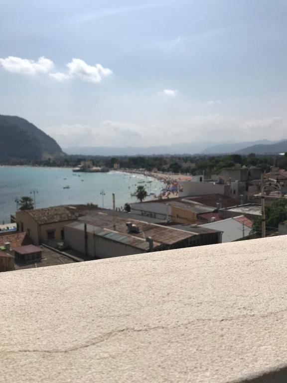 widok na miasto i zbiornik wodny w obiekcie Casa Nicolina w mieście Palermo