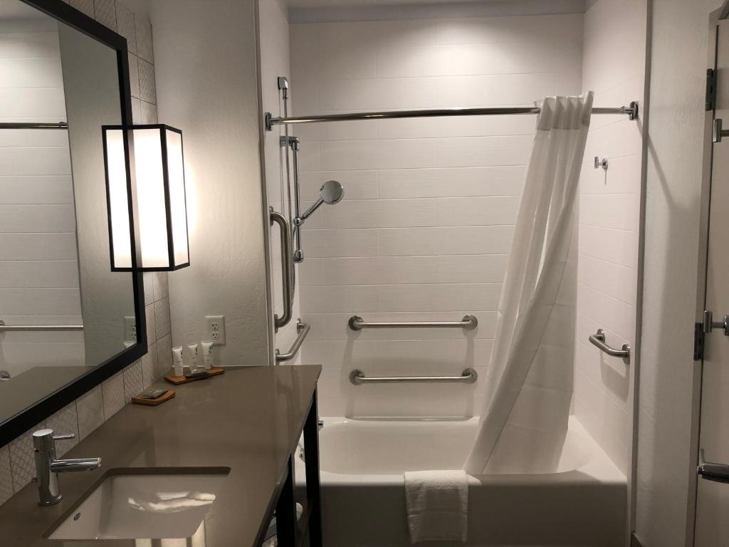 Country Inn & Suites by Radisson, Flagstaff Downtown, AZ - King Room - Accès Aux Handicaps / Non-fumeur