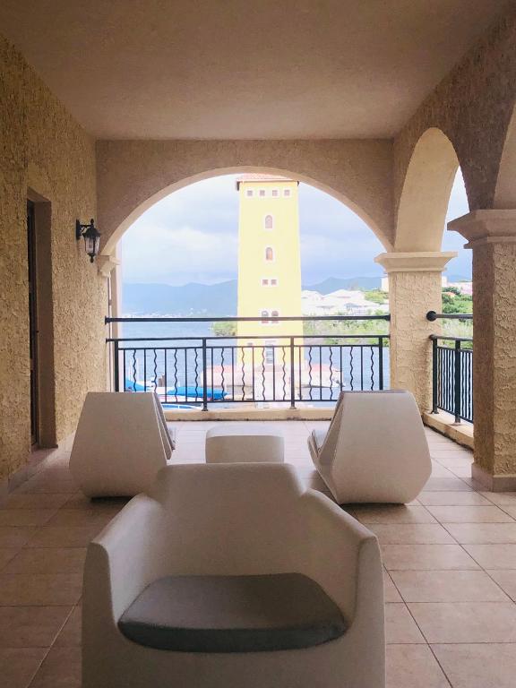 Posezení v ubytování Luxury Marina & Sea View Condo at Porto Cupecoy St Maarten