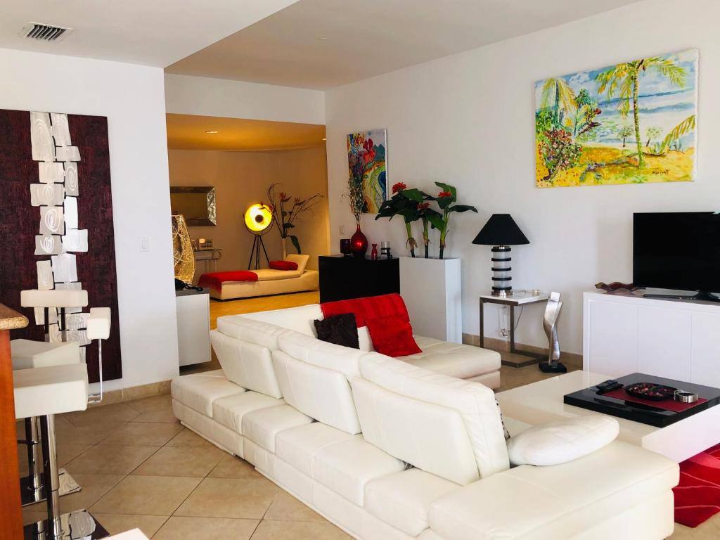 TV a/nebo společenská místnost v ubytování Luxury Marina & Sea View Condo at Porto Cupecoy St Maarten