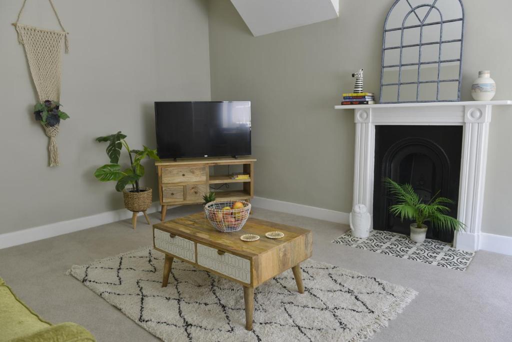 TV a/nebo společenská místnost v ubytování Old Green Chambers spacious town centre apartment with free parking!