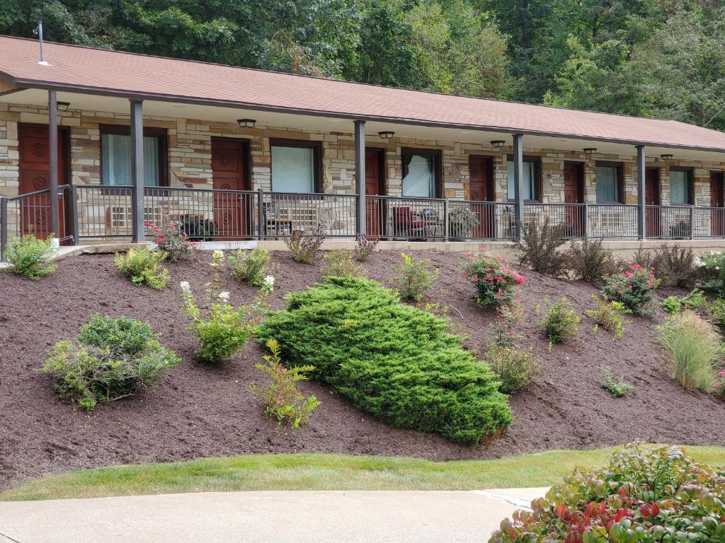 einem Blumengarten vor einem Gebäude in der Unterkunft Jefferson Hills Motel in Clairton