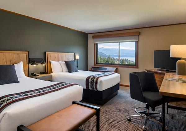 Postel nebo postele na pokoji v ubytování Skamania Lodge
