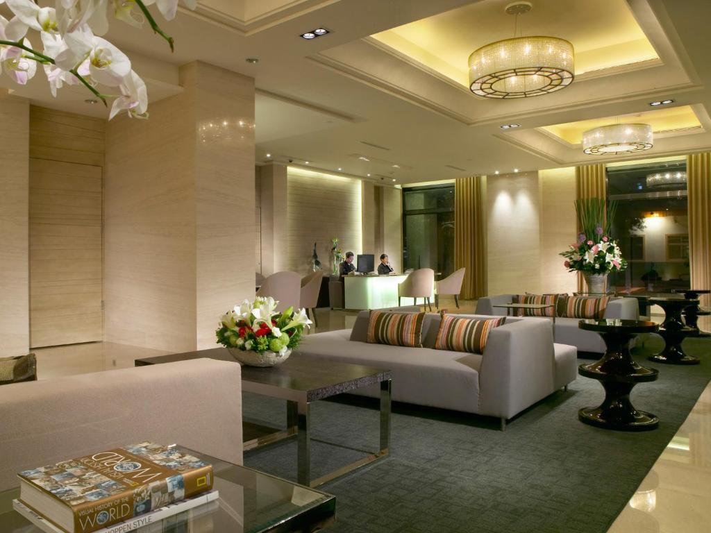 uma sala de estar com um sofá e uma mesa em Classic City Resort em Hualien