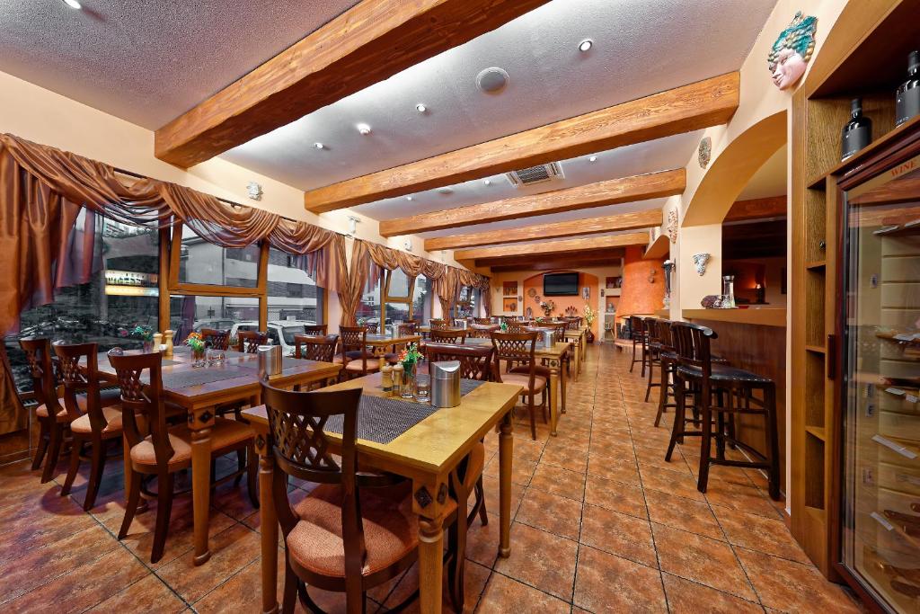Restaurace v ubytování Hotel Max Inn