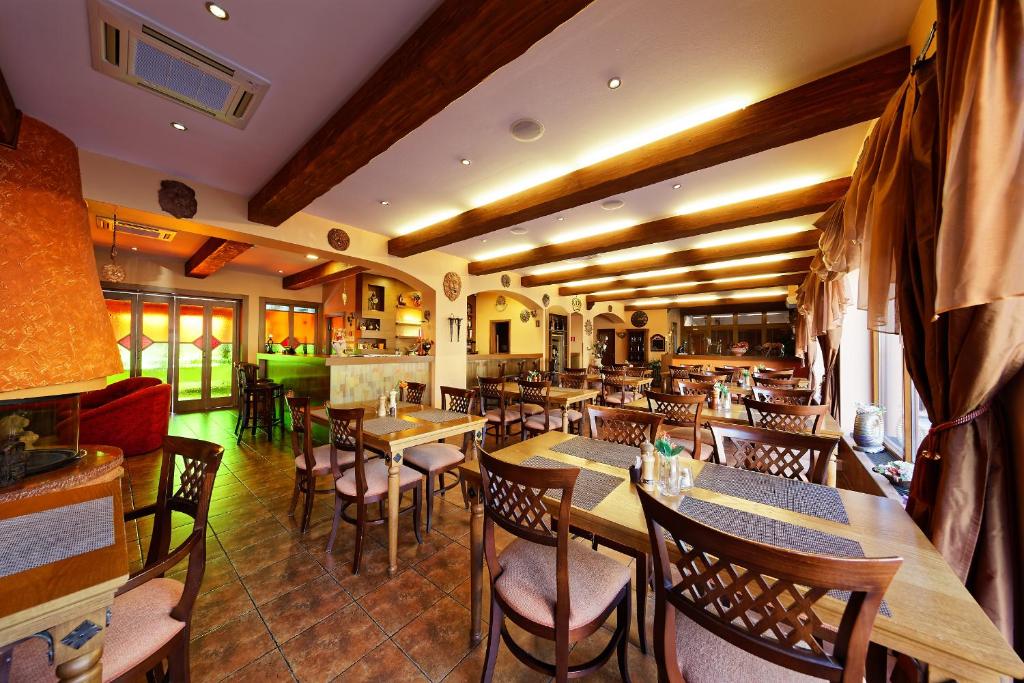 Restaurace v ubytování Hotel Max Inn
