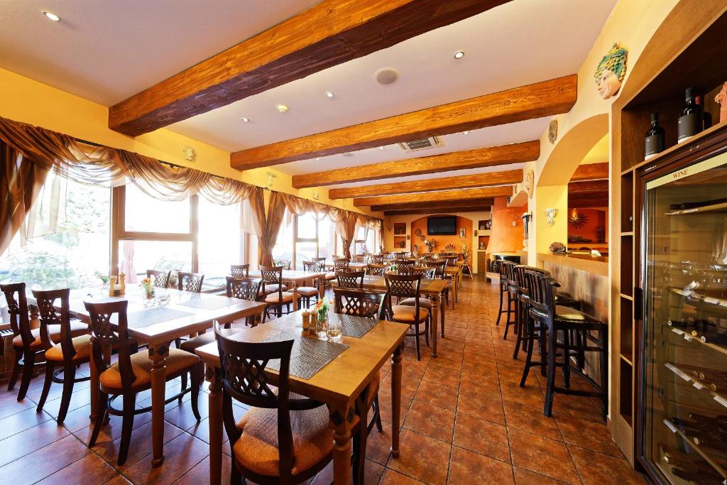 Restaurace v ubytování Hotel Max Inn