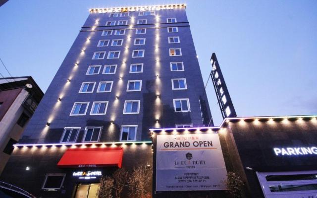 un edificio alto con luces encima en Idea Hotel, en Pohang
