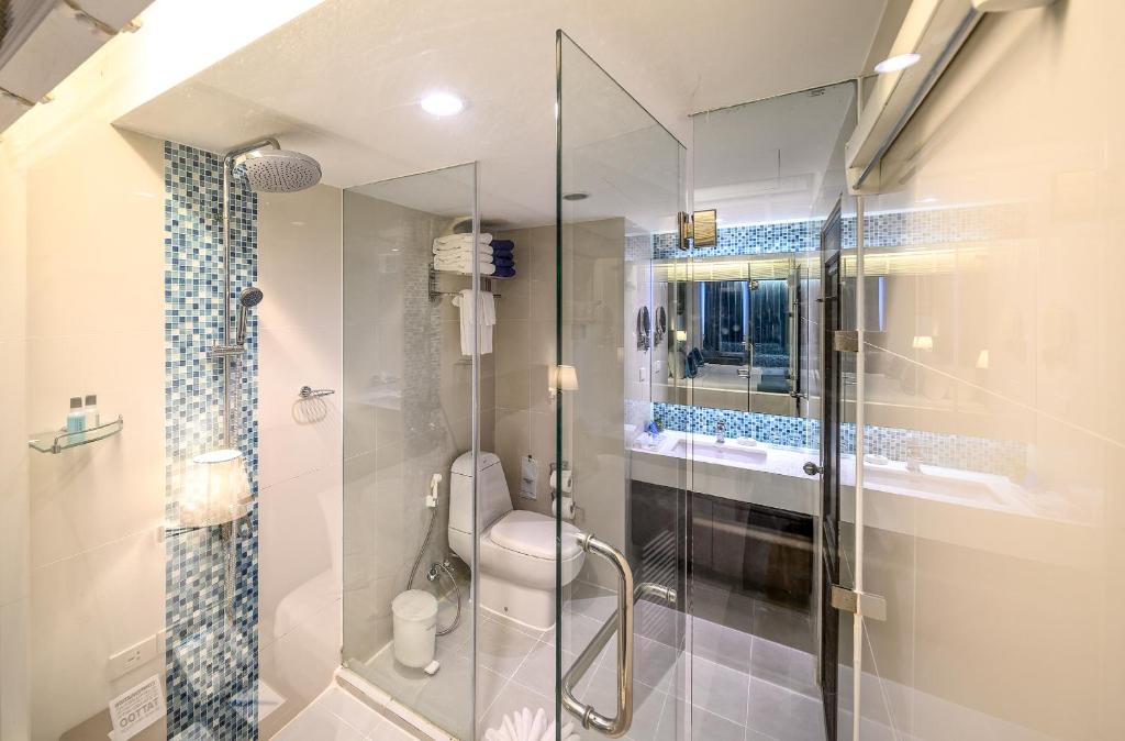 Koupelna v ubytování Andaman Beach Suites Hotel, Patong Phuket