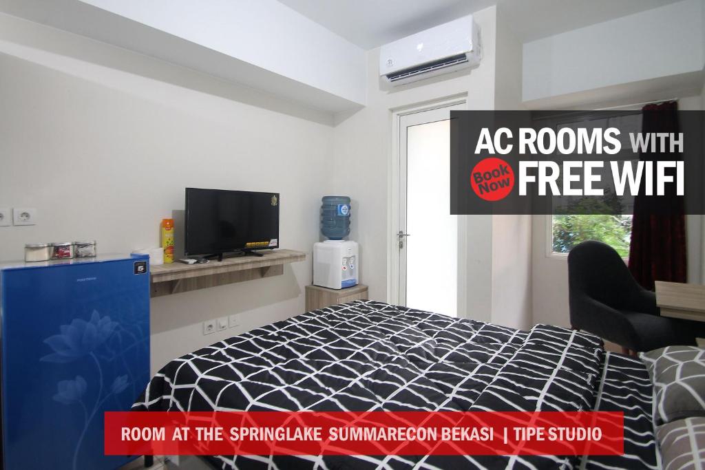 Μια τηλεόραση ή/και κέντρο ψυχαγωγίας στο Apartemen The Springlake Summarecon Bekasi by Aparian