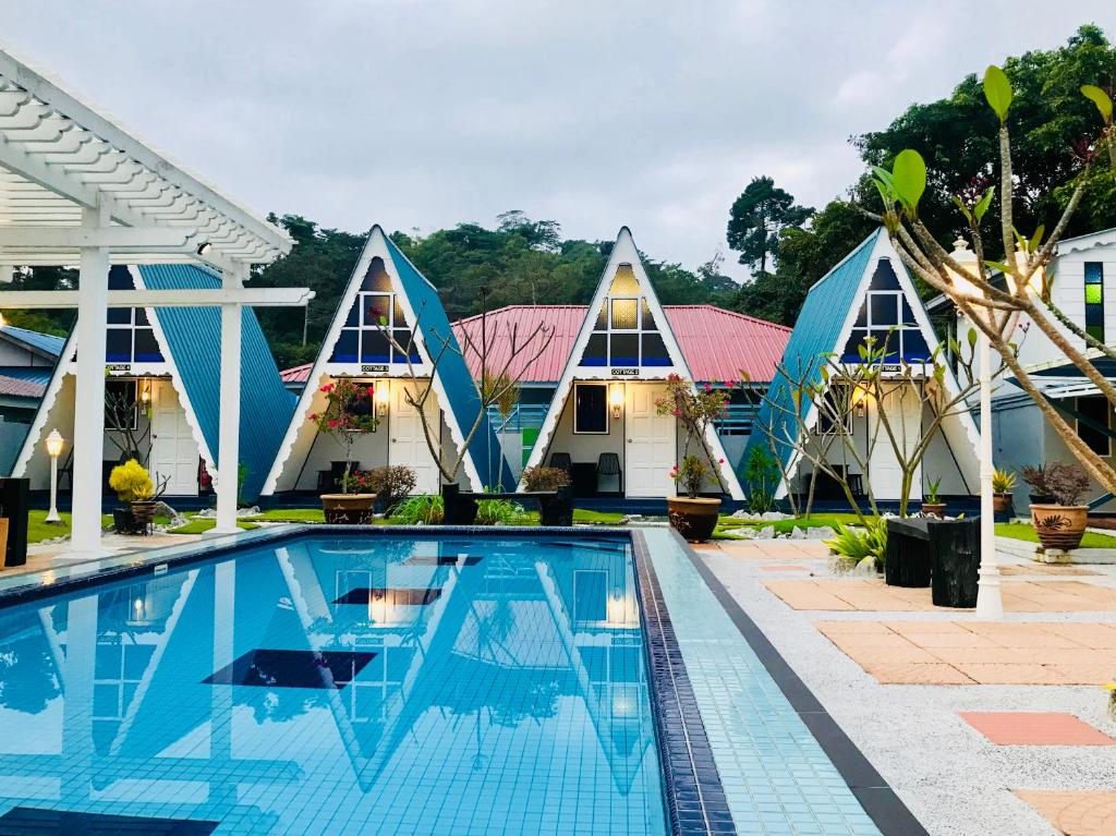 Blick auf den Pool im Hotel in der Unterkunft Nipah Guesthouse Pangkor in Pulau Pangkor