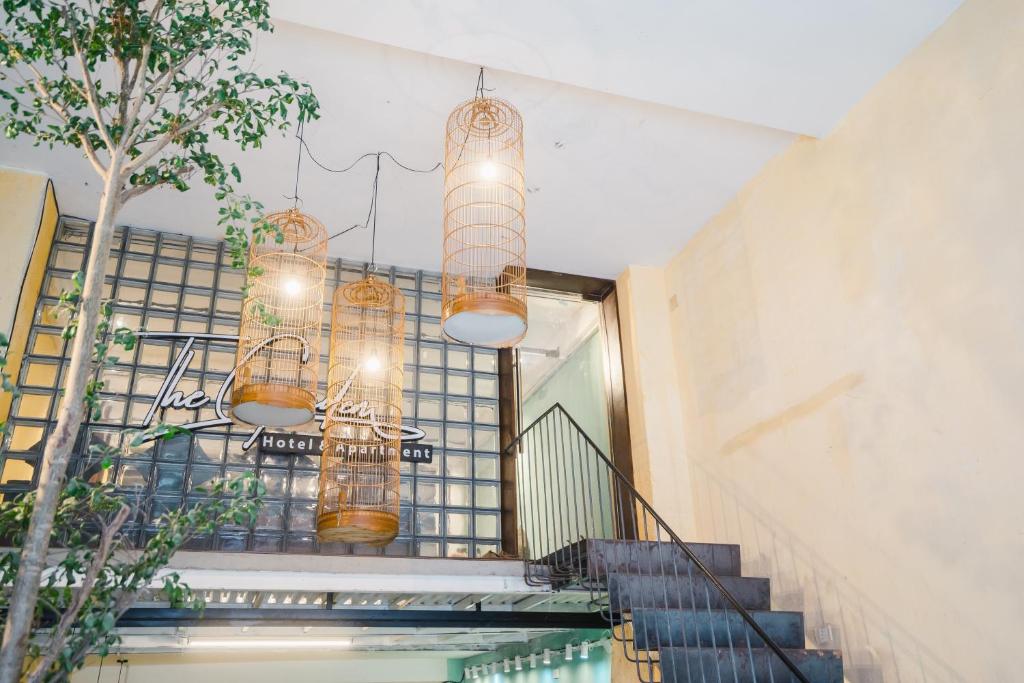 una escalera en un edificio con lámparas de araña en The Garden Hotel & Apartment en Da Nang
