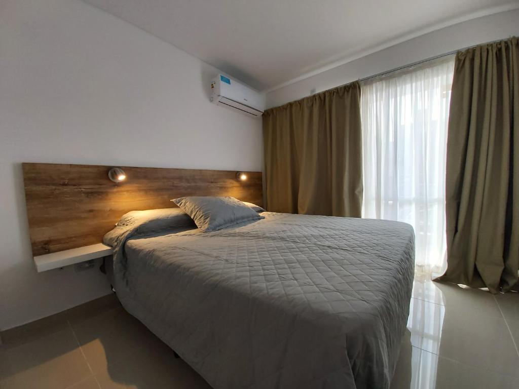 מיטה או מיטות בחדר ב-Edificio Leonardo, 5to piso