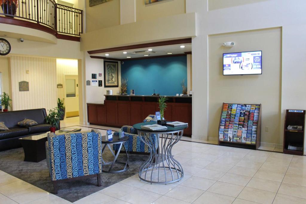 a waiting area of a hospital with a waiting room at Best Western Plus Lake Elsinore Inn & Suites in Lake Elsinore