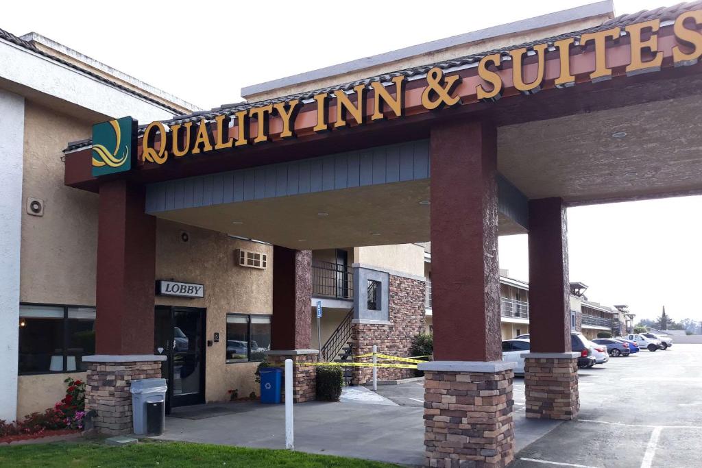 ein Gebäude mit einem Schild für den Gasthof und die Suiten in der Unterkunft Quality Inn & Suites El Cajon San Diego East in El Cajon