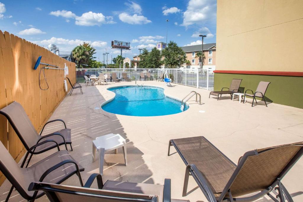 Bazén v ubytování Econo Lodge nebo v jeho okolí