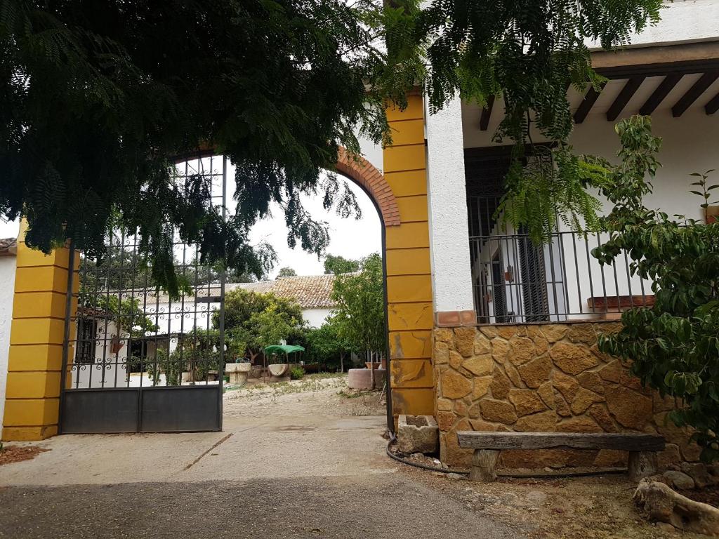 セテニル・デ・ラス・ボデガスにあるAlambique Holiday Setenilの黄白壁の入口
