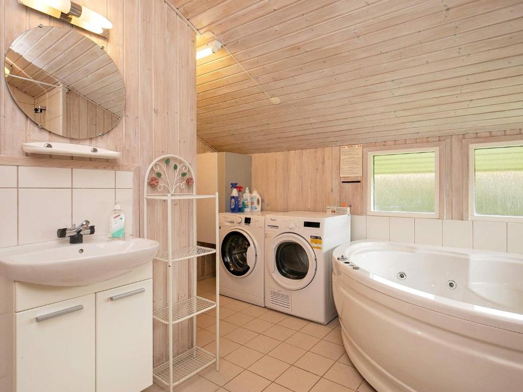 Koupelna v ubytování Luxury Retreat in Lonstrup Oasis-By Traum