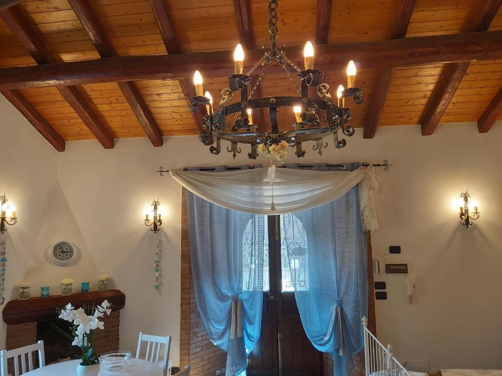 Furaha Villa Etna Trecastagni في تريكاستانيي: ثريا معلقة في غرفة مع نافذة