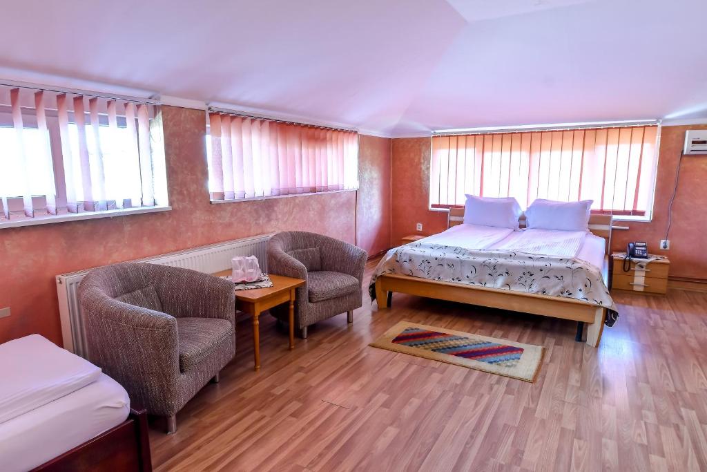 Un pat sau paturi într-o cameră la Motel Perla Sigheteana