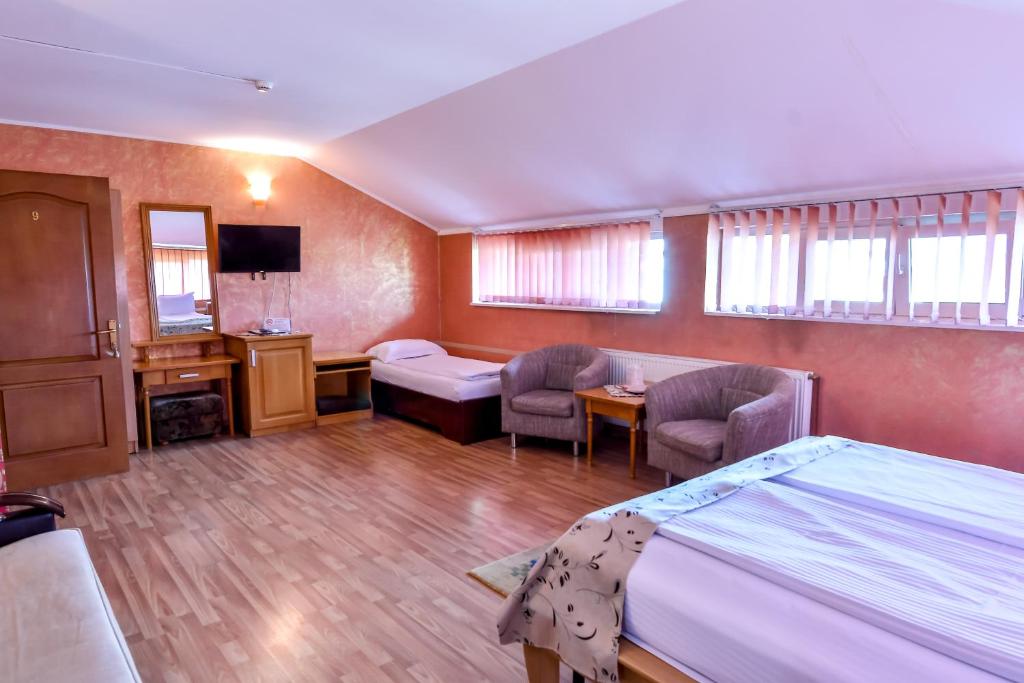 Un pat sau paturi într-o cameră la Motel Perla Sigheteana