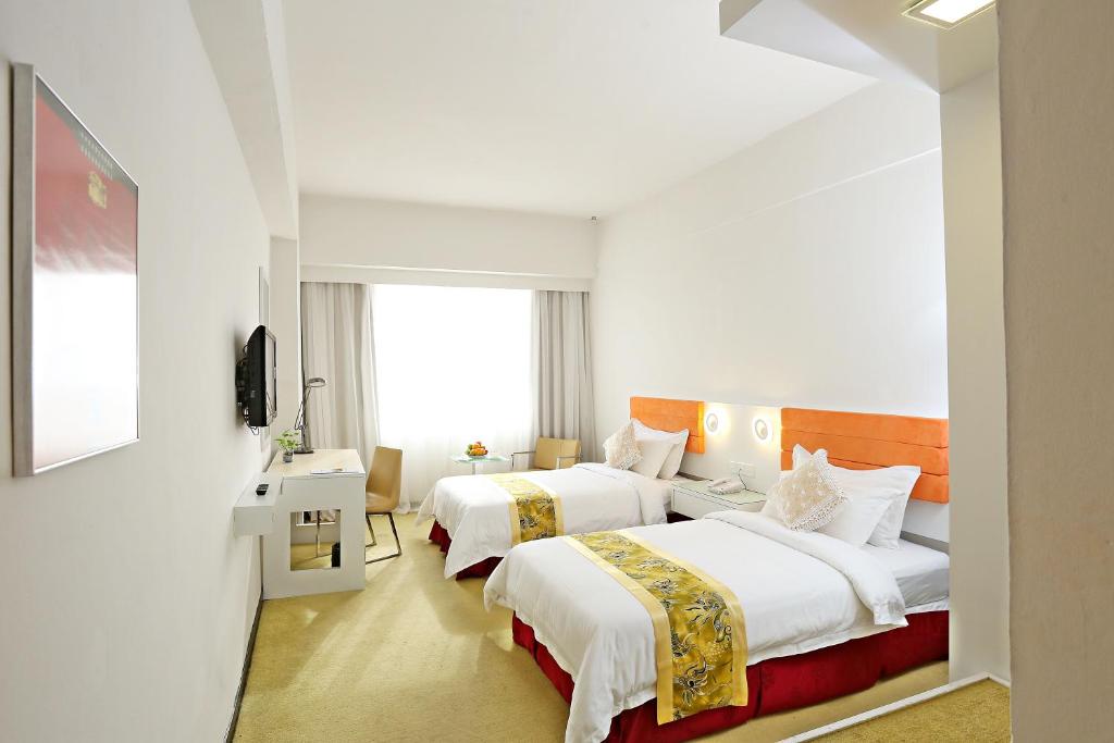 Borneo Royale Hotel tesisinde bir odada yatak veya yataklar