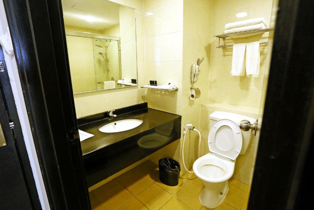 Koupelna v ubytování Borneo Royale Hotel