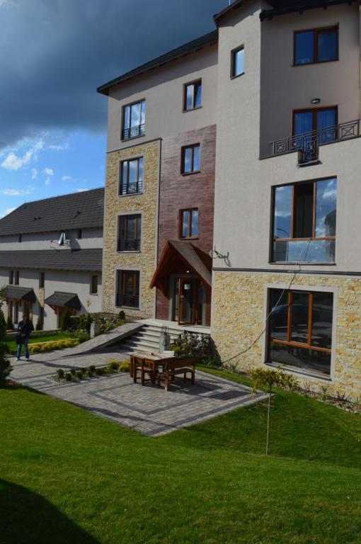 a building with a picnic table in front of it at Milmari Resort - Apartman L43 in Kopaonik