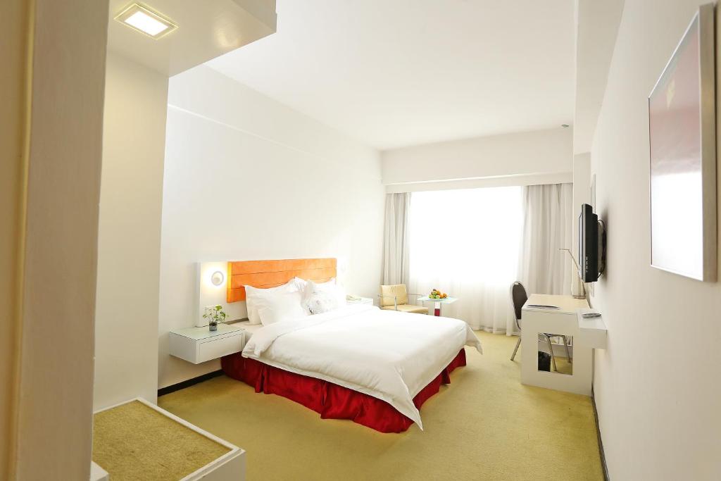 Postel nebo postele na pokoji v ubytování Borneo Royale Hotel