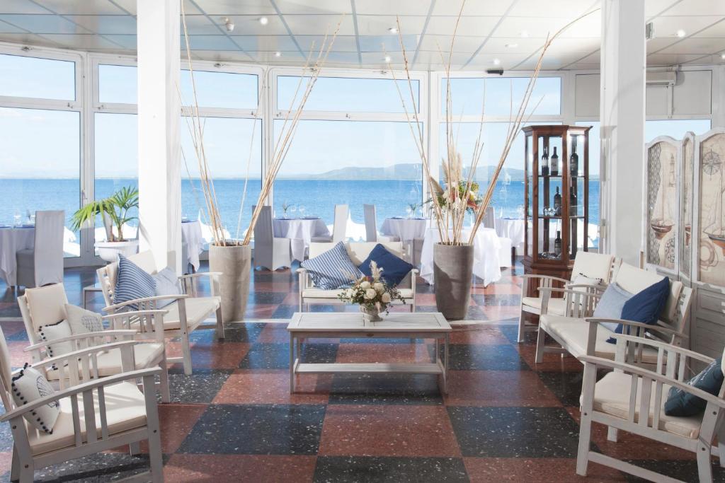 Posezení v ubytování Hotel La Caletta