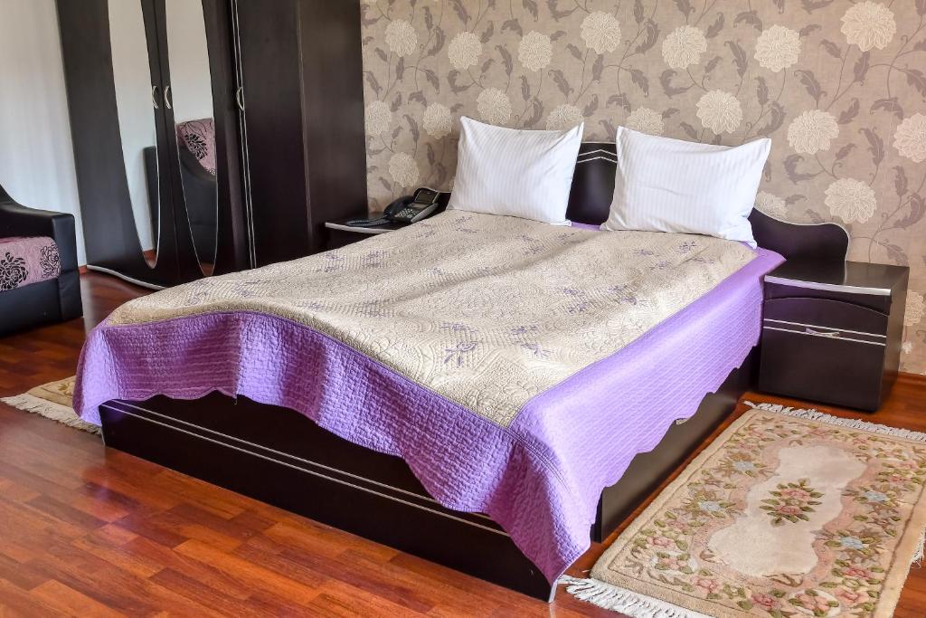 Un pat sau paturi într-o cameră la Motel Perla Sigheteana