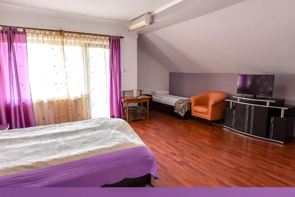 Un pat sau paturi într-o cameră la Motel Perla Sigheteana