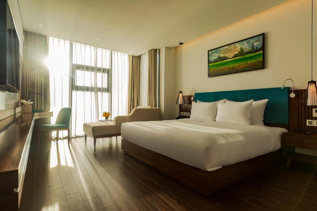 Postel nebo postele na pokoji v ubytování Maximilan Danang Beach Hotel