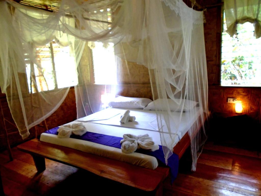 Postel nebo postele na pokoji v ubytování Nypa Style Resort Camiguin