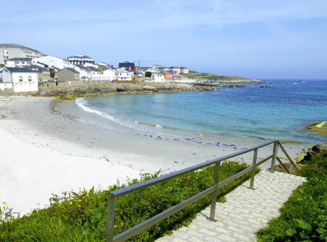 schody prowadzące na plażę z oceanem w obiekcie San Ciprian Atico Tres Playas by I Love Norte w mieście San Ciprián