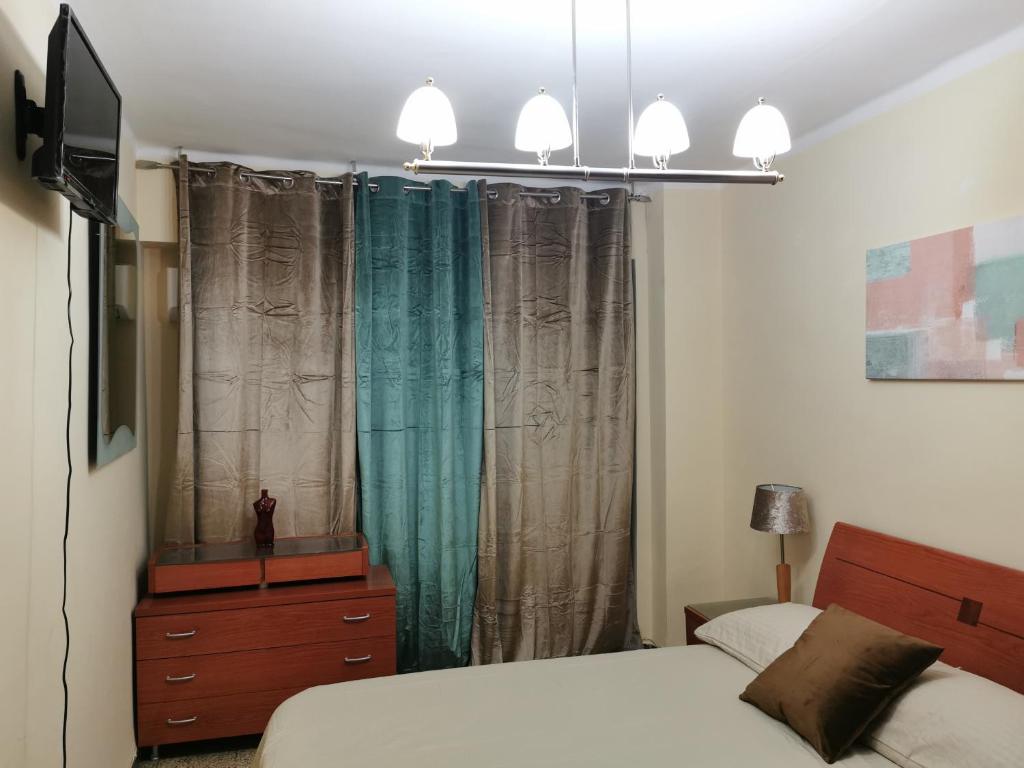 1 dormitorio con 1 cama, vestidor y TV en Plaza, en Alagón