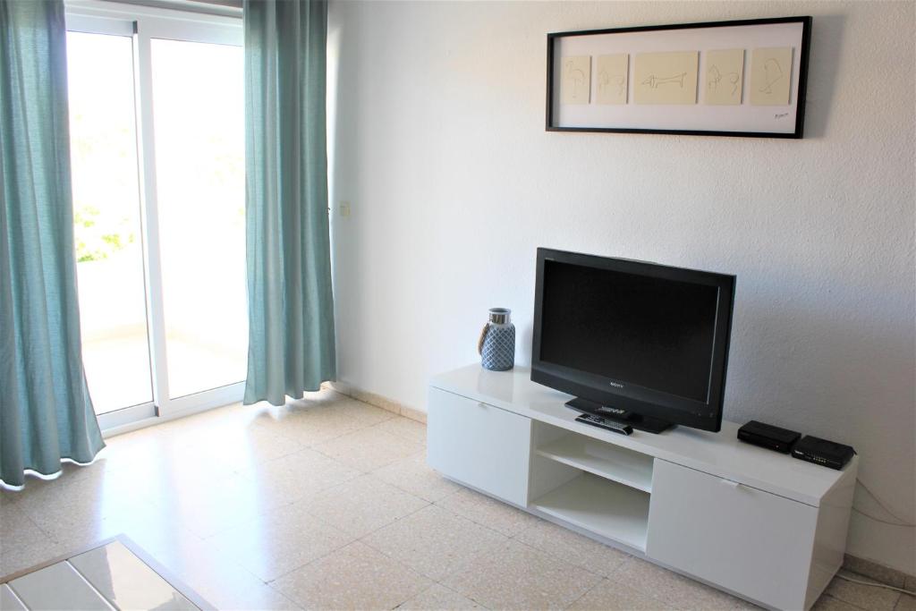 Televízia a/alebo spoločenská miestnosť v ubytovaní Apartamento con vistas, playa y WIFI