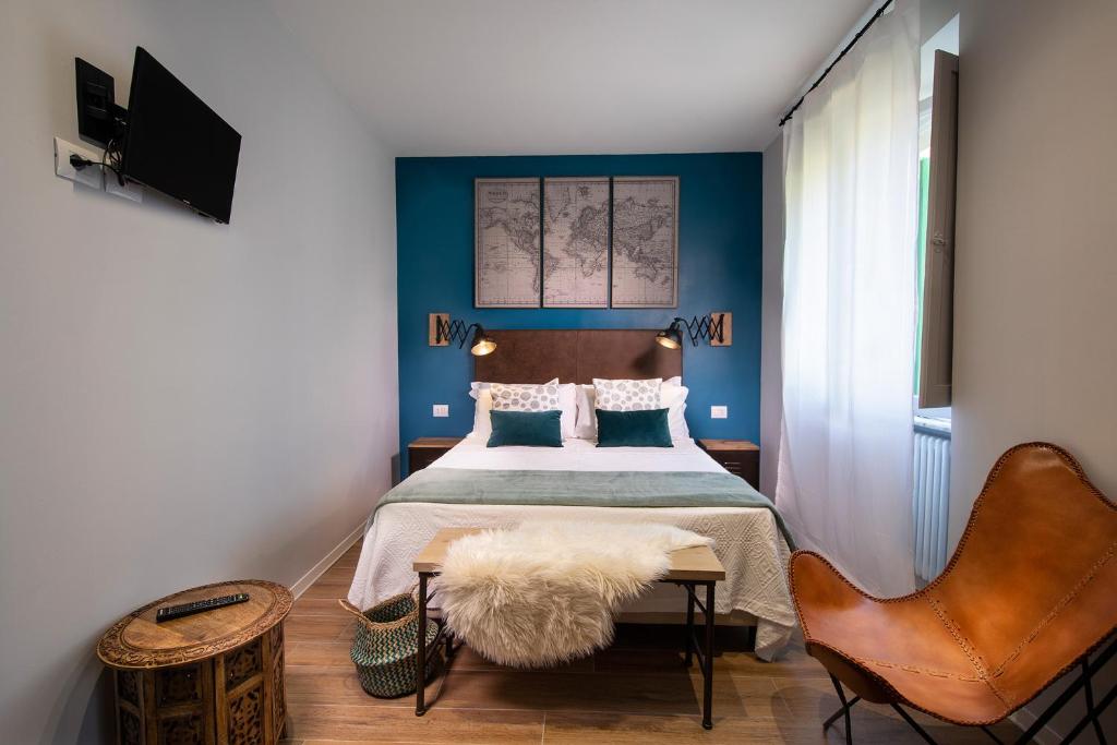 um quarto com uma cama com uma parede azul em Affittacamere I Canneggiatori em Abbadia San Salvatore