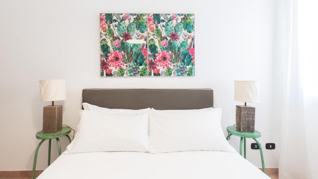 a bedroom with a bed and a painting on the wall at Italianway - Ottoventi Apartments in Lampedusa