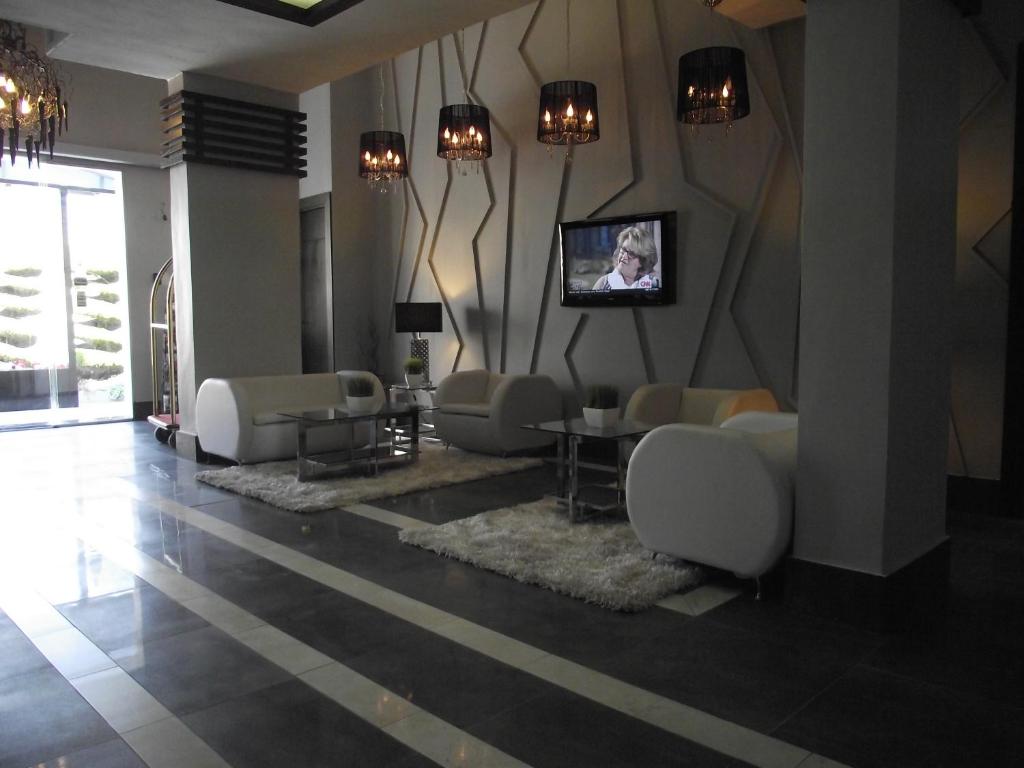 TV a/nebo společenská místnost v ubytování Crystal Suites