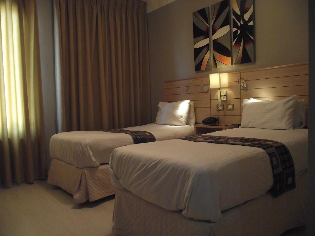 Postel nebo postele na pokoji v ubytování Crystal Suites