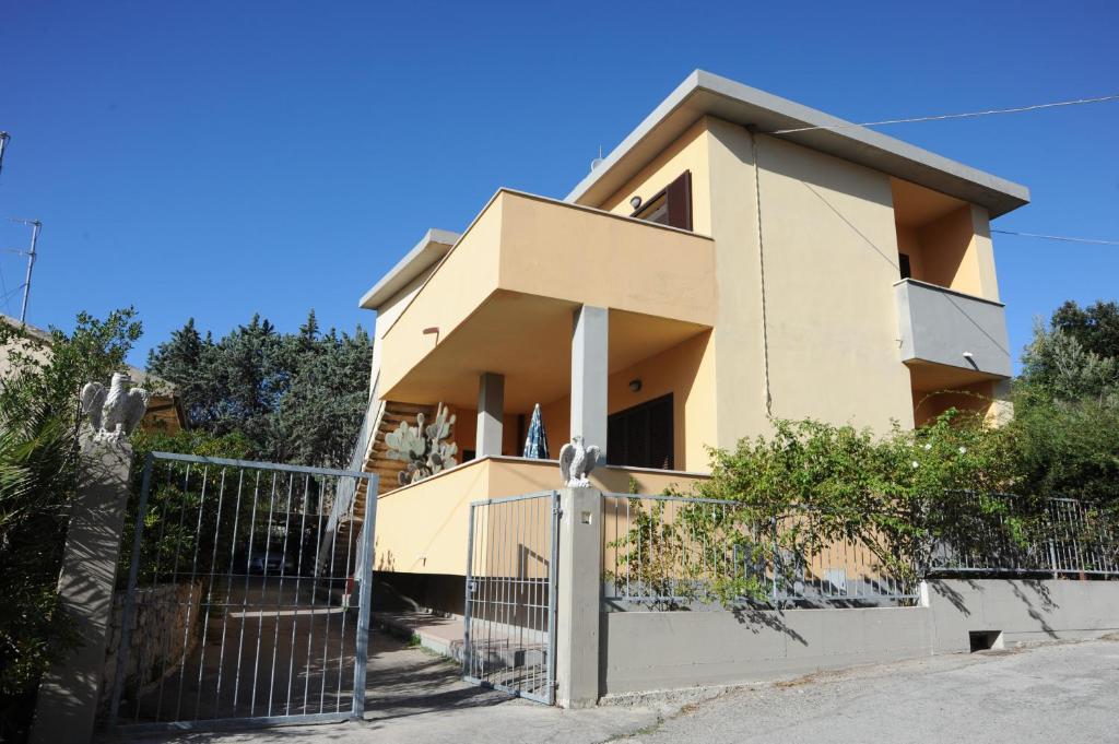 ein Haus mit einem Tor davor in der Unterkunft Il Roseto in Procchio