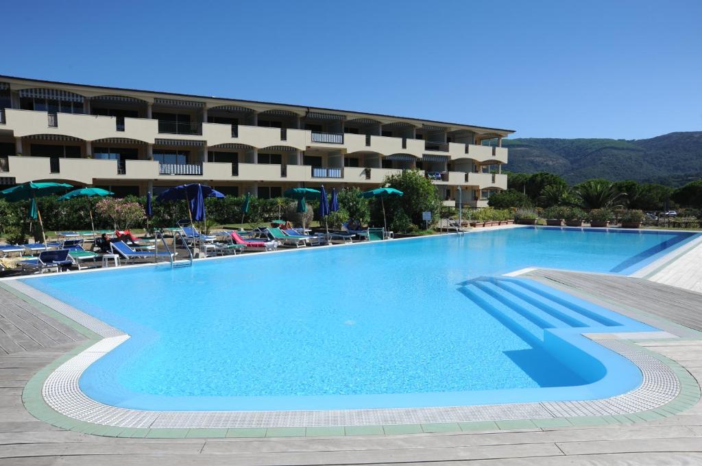 a large swimming pool in front of a building at Lo Smeraldo in Capoliveri